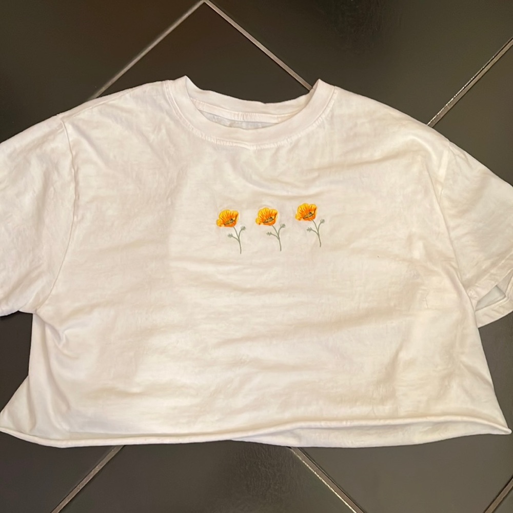 White flower tee